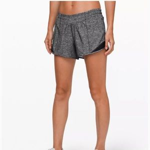 Lululemon Hotty Hot Low-Rise Lined Short 4" size 6